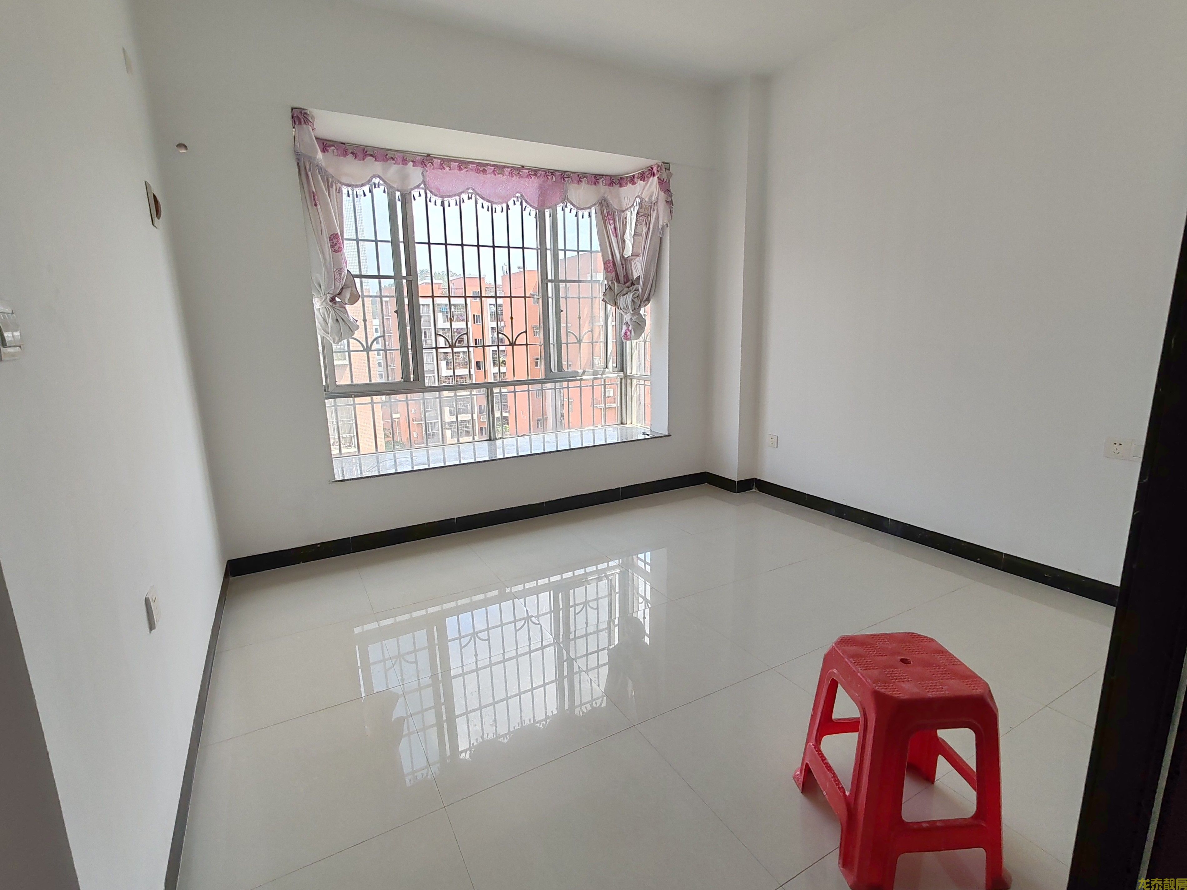 广信新城步梯7楼大户型